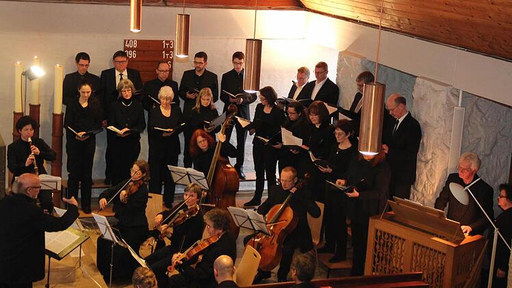 Klaus-Dieter Stolper (l.) spornte Musiker und Sänger zu Höchstleistungen an. Foto: Johanna Blum