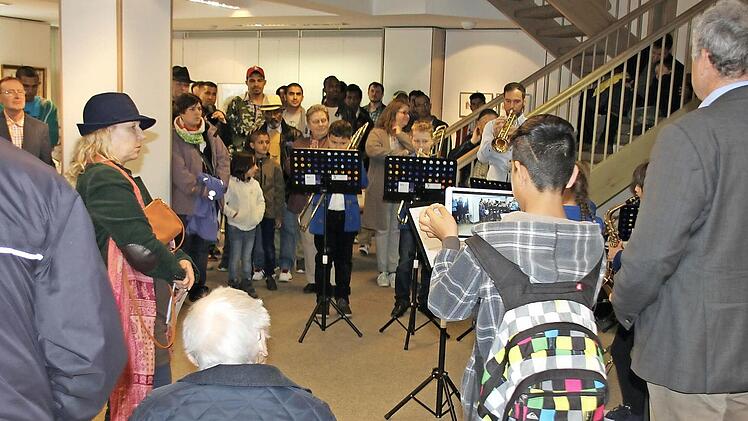 Mit dem Tablet filmte ein junger Asylbewerber das gesamte Treiben samt der Einlagen des Junior-Orchesters. Fotos: Ralf Kestel