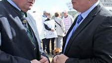 Der Untersteinacher Bürgermeister Volker Schmiechen nimmt Bayerns Innen- und Verkehrsstaatssekretär Gerhard Eck ins Gebet: Auch die Kauerndorfer brauchen ihre Ortsumfahrung.