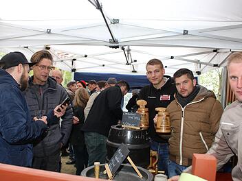 Viel los war am Petersbeckskeller am Tag des Biers. Die Hobbybrauer hatten ihr Selbstgemachtes zum Verkosten dabei .Foto: Evi Seeger