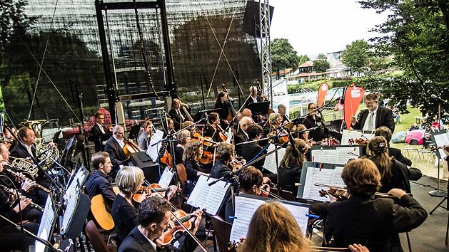 Beim Open-Air-Konzert im Freibad dirigierte Hans St&auml;hli das Orchester der Musikfreunde Neustadt.Foto: Jochen Berger