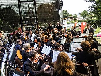 Beim Open-Air-Konzert im Freibad dirigierte Hans Stähli das Orchester der Musikfreunde Neustadt.Foto: Jochen Berger