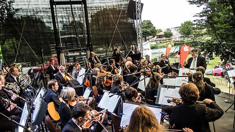 Beim Open-Air-Konzert im Freibad dirigierte Hans Stähli das Orchester der Musikfreunde Neustadt.Foto: Jochen Berger