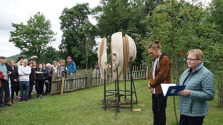 Enthüllung der neuen Skulptur, die auf dem Franziskusweg stehen wird, durch den Künstler Michel Stenzel. Foto: Marion Eckert