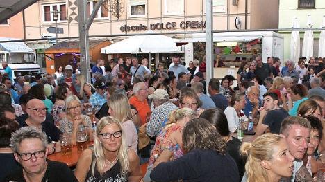 Dicht gedrängt sitzen die Besucher am Marktplatz.