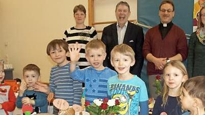 Auch die Kindergartenkinder waren von der Aktion "Coffee Stop und Solibrot" begeistert. Zusammen mit B&uuml;rgermeister Gerhard Wunder (Zweiter von link) und Pfarrer Richard Reis (Zweiter von rechts) pr&auml;sentierten sie die Brote und das leckere Fr&uuml;hst&uuml;ck.  Foto: Susanne Deuerling