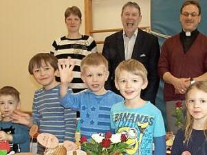 Auch die Kindergartenkinder waren von der Aktion "Coffee Stop und Solibrot" begeistert. Zusammen mit Bürgermeister Gerhard Wunder (Zweiter von link) und Pfarrer Richard Reis (Zweiter von rechts) präsentierten sie die Brote und das leckere Frühstück.  Foto: Susanne Deuerling