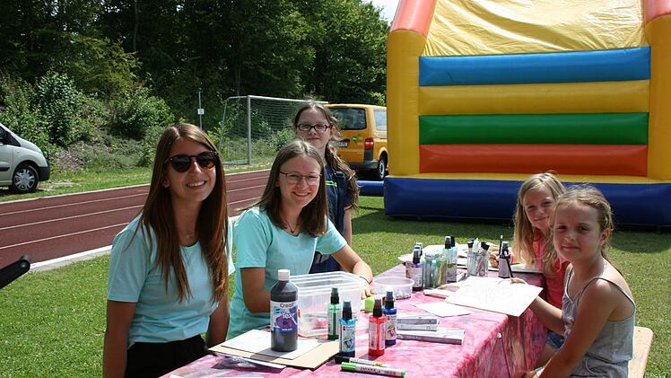 Auch ruhigere T&auml;tigkeiten wie Taschenbemalen waren im Angebot.
