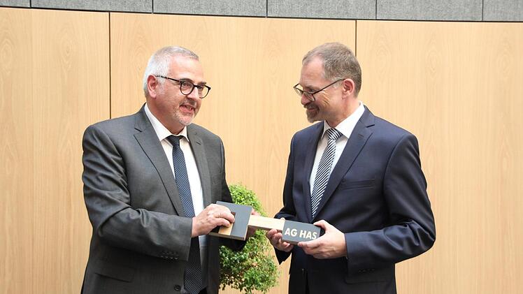 Gerald Langer (links), Baudirektor des für den Neubau federführend verantwortlichen Staatlichen Bauamts Schweinfurt, übergab gestern den symbolischen Schlüssel an Amtsgerichtsdirektor Holger Ebert.