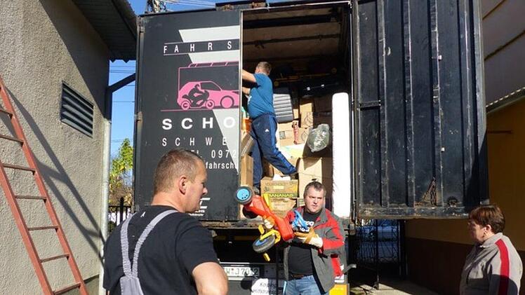 Schon der  zweite Transport in diesem Jahr ging mit s&uuml;&szlig;en P&auml;ckchen nach Rum&auml;nien. Die Freude vorort war sehr gro&szlig;. Foto: Burkard Schodorf
