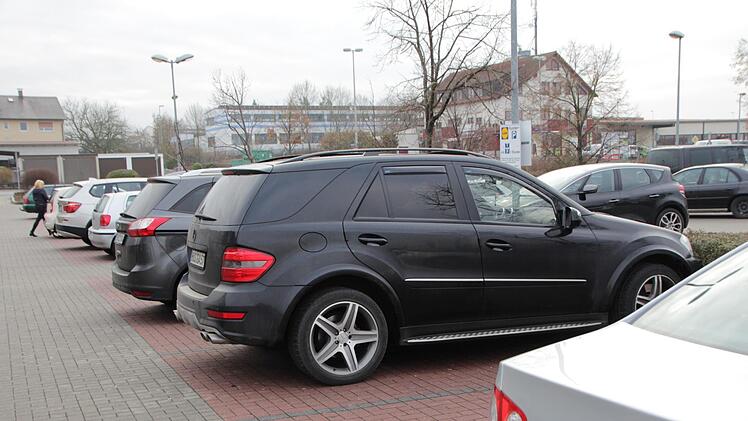 600 Autos pro 1000 Einwohner - und darunter auch immer mehr SUVs - tragen im Landkreis nicht gerade zur CO2-Reduktion bei.