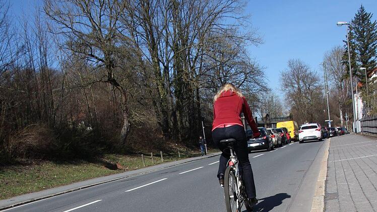 Radfahrer haben in der Coburger Lossaustraße stadtauswärts zwar einen eigenen Streifen bekommen - doch der endet ausgerechnet dort, wo es besonders gefährlich wird, nämlich kurz vor der Kreuzung an der Callenberger Unterführung. Oliver Schmidt