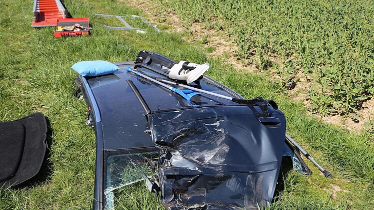 Drei Menschen wurden bei einem Unfall in Oberfranken schwer verletzt. Am Freitagmittag prallte ein Opel bei Kirchenpingarten (Kreis Bayreuth) gegen einen Audi. Foto: NEWS5 / Wellenhöfer