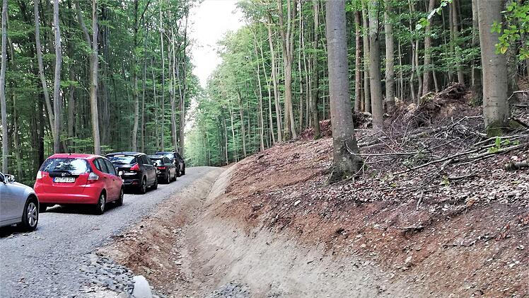 Für Pkw gesperrt: Neben dem neuen Forstweg durch den Geisberg-Wald verläuft ein Wassergraben zur Speicherung des Regenwassers.Sigismund von Dobschütz