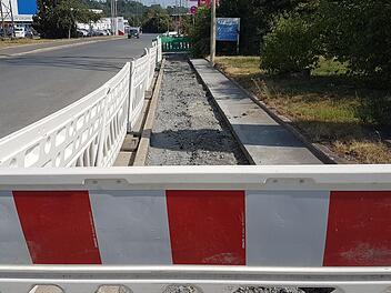 Ein Bild, das sich an vielen Stellen im Industriegebiet Am Goldenen Feld zeigt. Gehsteige sind seit Monaten aufgerissen und gesperrt. Die Glasfaserkabel sind inzwischen verlegt, Gehwege wie auch Straßenquerungen wurden bis dato aber nicht neu asphaltiert.  Fotos: Alexander Hartmann