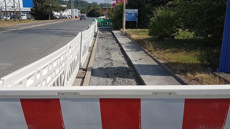 Ein Bild, das sich an vielen Stellen im Industriegebiet Am Goldenen Feld zeigt. Gehsteige sind seit Monaten aufgerissen und gesperrt. Die Glasfaserkabel sind inzwischen verlegt, Gehwege wie auch Straßenquerungen wurden bis dato aber nicht neu asphaltiert.  Fotos: Alexander Hartmann