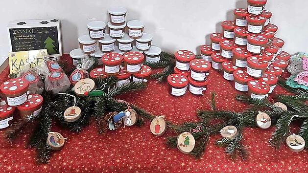 Der Verkaufstisch des Elternbeirats in Pretzfeld mit der Kasse