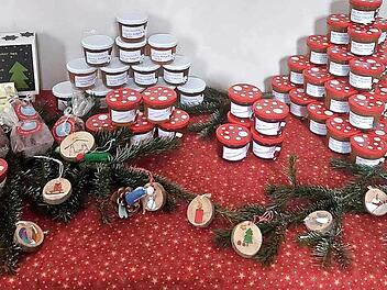 Der Verkaufstisch des Elternbeirats in Pretzfeld mit der Kasse