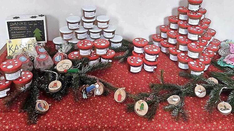 Der Verkaufstisch des Elternbeirats in Pretzfeld mit der Kasse