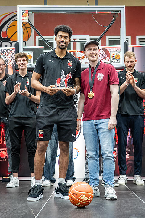 Freak City feiert seine Pokal-Helden.