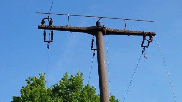 Ein Katamaran hat am Donnerstag mit seinem Mast eine Stromleitung am Altmain-See in Ebensfeld beschädigt (die abgerissene Leitung ist rechts im Bild zu sehen). Das Dorf Unterbrunn sowie der Campingplatz am See waren für über eine Stunde ohne Strom. Foto: Steffen Lutz