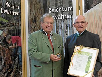 BN-Vorsitzender Hubert Weiger (li.) überreicht Günther Denzler Ehrenmedaille und Urkunde.Foto: pr