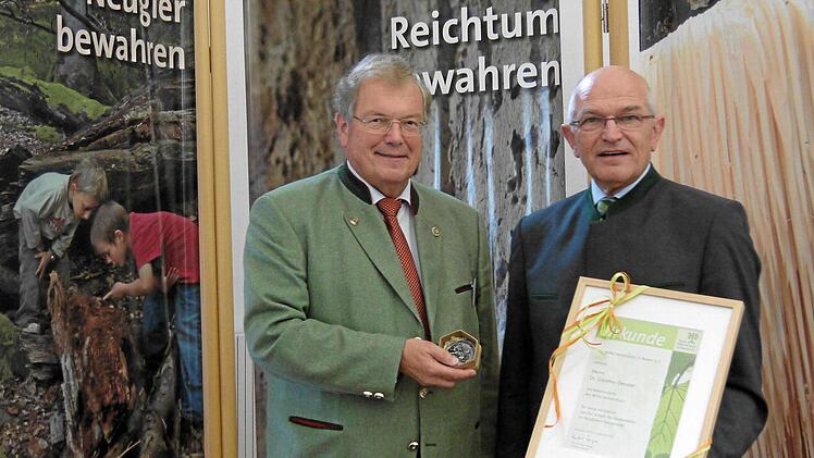 BN-Vorsitzender Hubert Weiger (li.) überreicht Günther Denzler Ehrenmedaille und Urkunde.Foto: pr