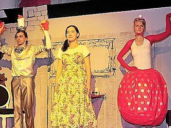 Martin Habermeyer, Heidi Lehnert und Olga Seehafer (von links) stehen bei "Die Schöne und das Biest" auf der Bühne.