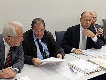 Der Gynäkologie-Professor Johannes Dietl (Zweiter von rechts) durfte sein Gutachten am Dienstag nicht vortragen, der Chirurgie-Professor Arnulf Thiede (Zweiter von links) dagegen schon - wenn auch ohne den Nachtrag, den er unter dem Eindruck des Prozesses angefertigt hatte. Archivfoto: Anna Lienhardt