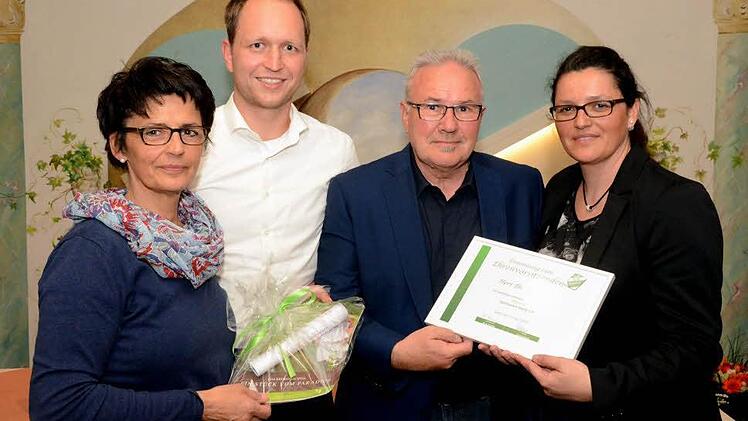 Nach 25-jähriger Tätigkeit als 1. Vorsitzender wurde Thomas Leiner von der neuen Vorstandschaft zum Ehrenvorsitzenden ernannt. Es gratulierten v.li. Petra Leiner, Marco Niebling, Thomas Leiner und Tochter Tanja Sadowski.  Foto: Peter Rauch