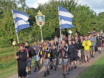 Erinnerung an 2016: Die Wallfahrer begeben sich auf die letzte Etappe von Kützberg nach Ramsthal. Foto: Andreas Lomb