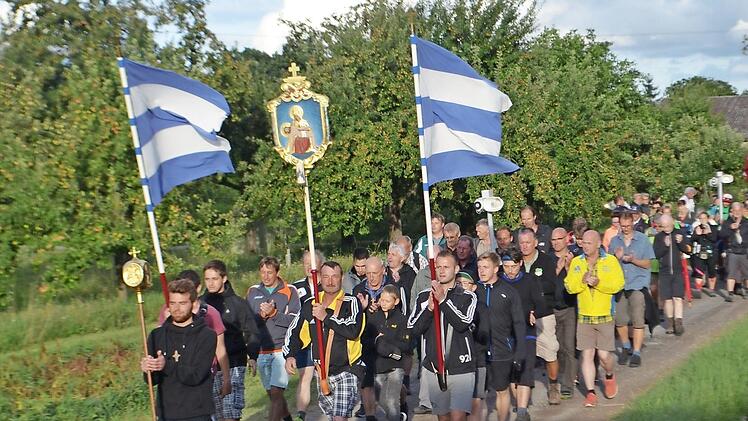 Erinnerung an 2016: Die Wallfahrer begeben sich auf die letzte Etappe von Kützberg nach Ramsthal. Foto: Andreas Lomb