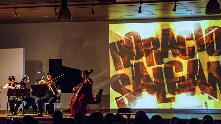 Faszinierende Kombination: Gemeinsam mit dem Bandoneon-Virtuosen Kostas Raptis musizierte das Flex Ensemble in Coburg. Zur Musik präsentierte Tosh Leykum Video-Sequenzen.Foto: Jochen Berger