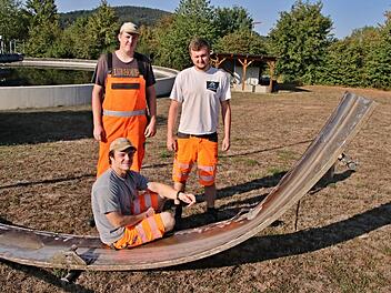 Simon Baiersdorfer zeigt auf die Beschädigung am sogenannten Räumschild; hinten von links seine Kollegen Lukas Barthelmann und Abwassermeister Bastian Lang.Helmut Will