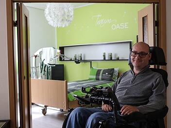 "Traumoase" hat Patrick Heerlein über dem Bett stehen. In seiner Wohnung kann er unter anderem dank moderner Technik selbstbestimmt leben. Fotos: Barbara Herbst