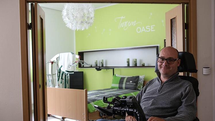 "Traumoase" hat Patrick Heerlein über dem Bett stehen. In seiner Wohnung kann er unter anderem dank moderner Technik selbstbestimmt leben. Fotos: Barbara Herbst