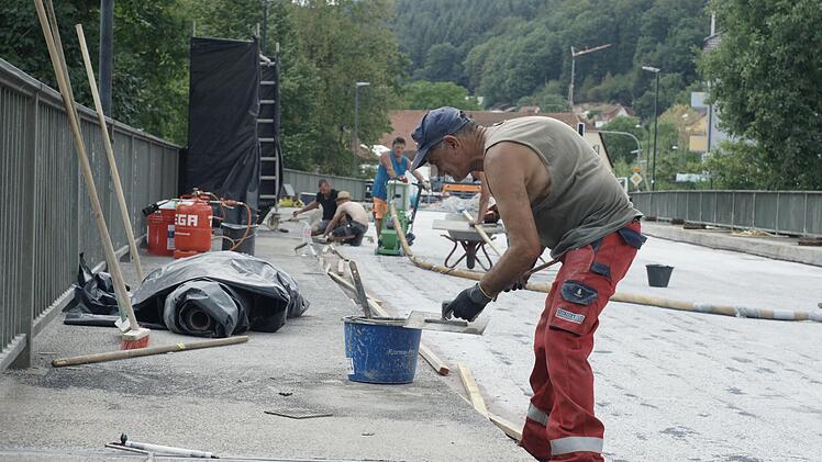 Bauarbeiter erneuern derzeit die Brücke der B 286 am Pflegeheim Schloss Römershag. Für Autofahrer ist an dieser Stelle kein Durchkommen möglich. Foto: Steffen Standke