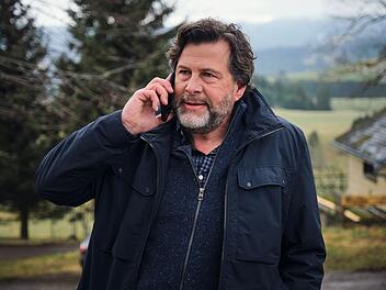 Der 15. Schwarzwald-"Tatort" macht seinem Namen alle Ehre. Ein Großteil dieses Home Invasion-Thrillers spielt auf dem abgelegenen Hof von Kommissar Friedemann Berg (Hans-Jochen Wagner). Er bekommt "Besuch" von seinem aus der Psychiatrie entwichenen Bruder - und zwei undurchsichtigen Begleitern.