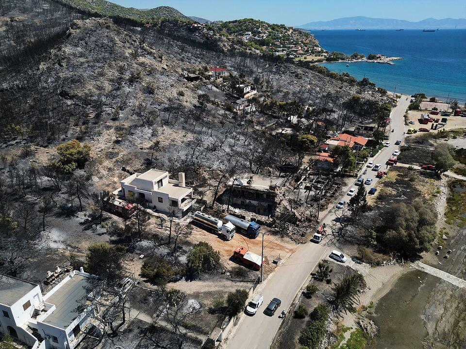 Waldbrand auf griechischer Insel Salamis