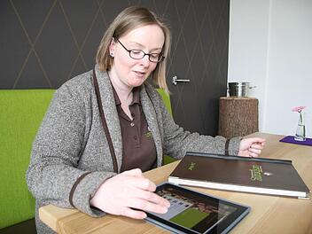 Claudia Blecher vom Restaurant "Ursprung" zeigt die Zukunft der Gastronomie-Präsentation: Ab sofort gibt es im Restaurant die Weinkarte in iPad-Form. Und nicht nur die Weinsorten, sondern auch Trinktemperatur, Alkoholgehalt, Informationen zum Weingut und viele weitere Details kann jetzt jeder Gast mit Fingertipp abrufen. Foto: Sonja Adam