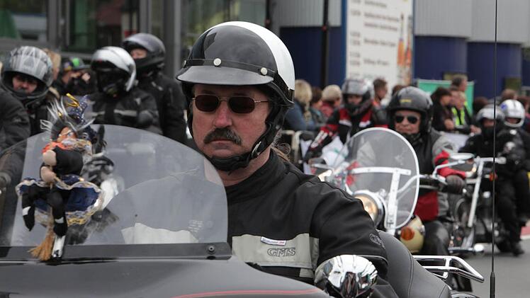 Trotz des nasskalten Wetters zog die Motorradsternfahrt Tausende von Besuchern an.  Foto: Barbara Herbst