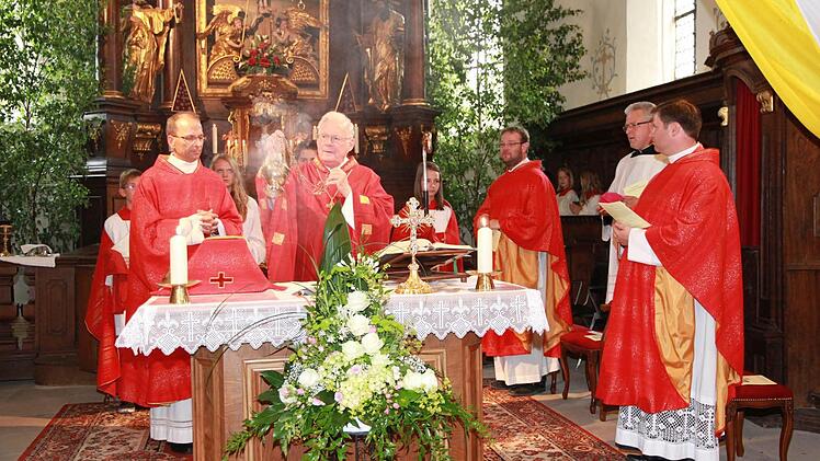 Der anschließende Pontifikalgottesdienst mit Weihbischof Werner Radspieler, Pfarrer Matthias Steffel, Pfarrer Daniel Schuster und Diakon Andreas Eberhorn wurde vom Projektchor, dem Musikverein Buckenhofen und der Gruppe "Taktvoll" musikalisch umrahmt.