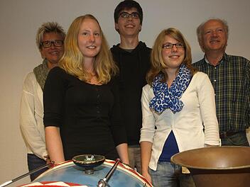 Der neue Vorstand des Musikvereins Rottershausen (von links): Kassiererin Sonja Brettschneider, Jugendbeauftragte Theresa Werner, Vorsitzender Philipp Stapf, Schriftführerin Stefanie Faulstich und Dirigent Siegbert Keßler. Es fehlt 2. Vorsitzender Heribert Seufert.  Foto: Stefan Geiger