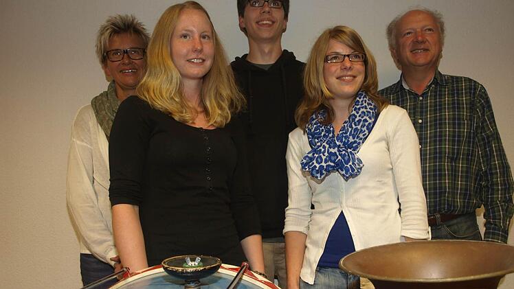 Der neue Vorstand des Musikvereins Rottershausen (von links): Kassiererin Sonja Brettschneider, Jugendbeauftragte Theresa Werner, Vorsitzender Philipp Stapf, Schriftführerin Stefanie Faulstich und Dirigent Siegbert Keßler. Es fehlt 2. Vorsitzender Heribert Seufert.  Foto: Stefan Geiger