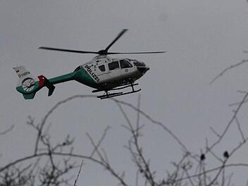 Nach dem Überfall auf eine Pilzsammlerin am Sonntag bei Haßfurt wurde das gestohlene Auto der Frau nun ausgebrannt bei Burgebrach gefunden. Die Polizei sucht bisher erfolglos auch mit einem Hubschrauber nach dem Täter.  Symbolbild: dpa