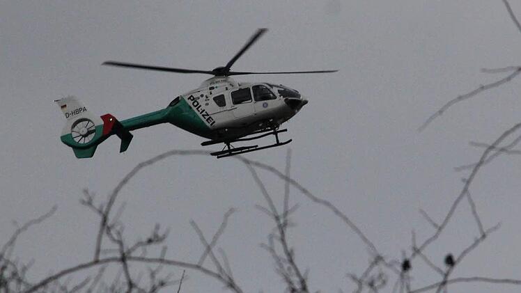 Nach dem Überfall auf eine Pilzsammlerin am Sonntag bei Haßfurt wurde das gestohlene Auto der Frau nun ausgebrannt bei Burgebrach gefunden. Die Polizei sucht bisher erfolglos auch mit einem Hubschrauber nach dem Täter.  Symbolbild: dpa