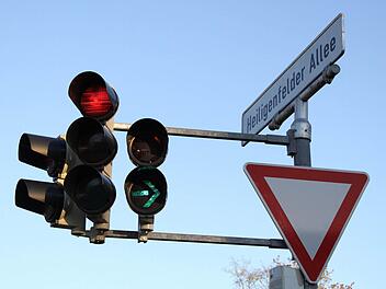 Durcheinander an der Heiligenfelder Allee: Seit Freitag regelt statt dem Grünpfeil-Schild eine neue Ampel den Verkehr. Fotos: Carmen Schmitt