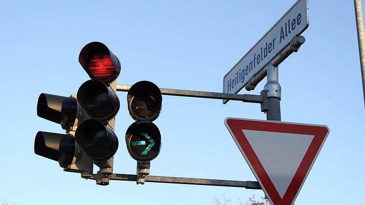 Durcheinander an der Heiligenfelder Allee: Seit Freitag regelt statt dem Grünpfeil-Schild eine neue Ampel den Verkehr. Fotos: Carmen Schmitt