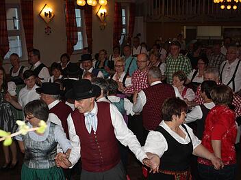 Bei einer Polonaise hatten die Volkstanzfreunde in Lonnerstadt ihren Spaß. Foto: Sonja Werner