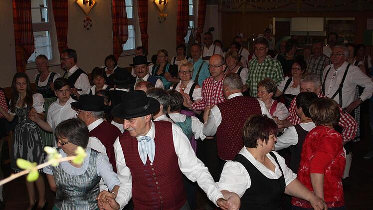 Bei einer Polonaise hatten die Volkstanzfreunde in Lonnerstadt ihren Spaß. Foto: Sonja Werner